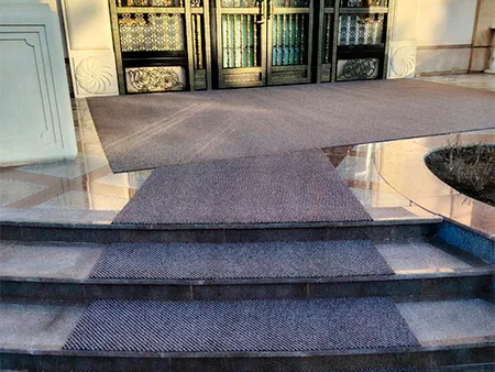 Противоскользящие коврики на ступени